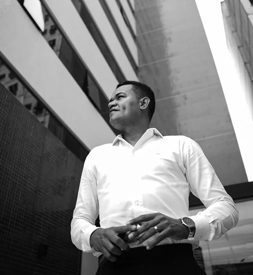 Emanoel Pimentel, consultor imobiliário, olhando para o horizonte entre edifícios
