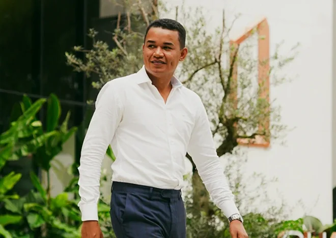 Emanoel Pimentel, consultor imobiliário, em um jardim
